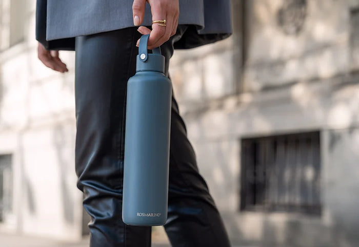 Su rankena, kad būtų patogu nešiotis.