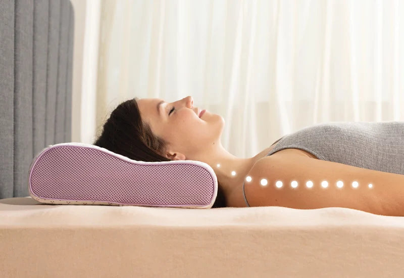 Ergonomiškos atramos dėka ši pagalvė atpalaiduoja kaklą.