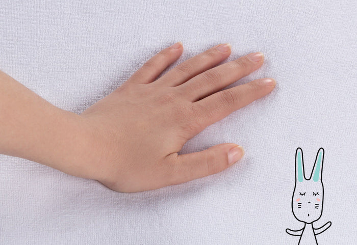 Švelnus medvilnės prisilietimas prie švelnios kūdikio odos.