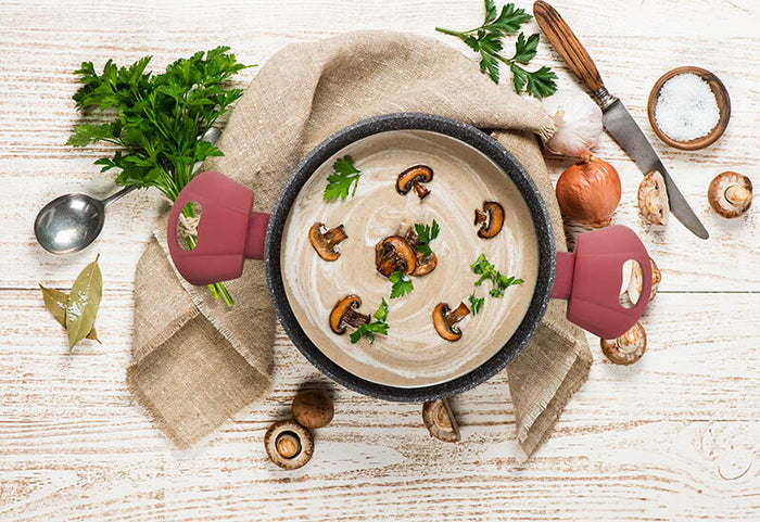 Išskirtinės kokybės medžiagos užtikrina, kad maistas būtų gaminamas greitai ir puodai bei keptuvės tarnautų ilgai.