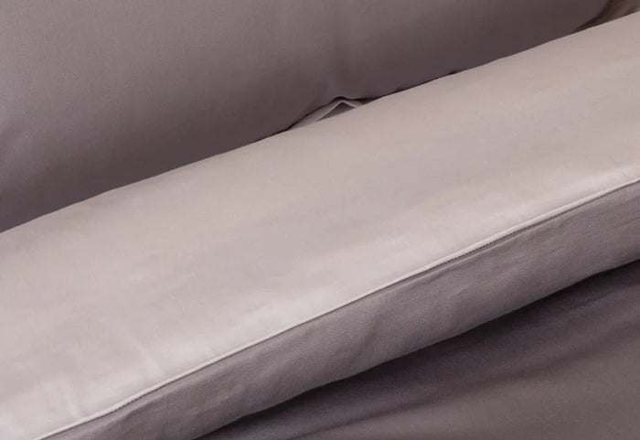 Blizgus, tarsi lygaus paviršiaus atspindys.