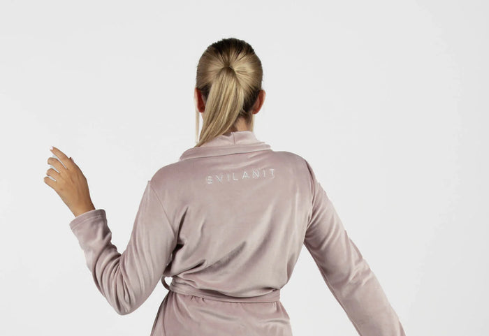 2 in 1: Mėgstamiausias chalatas arba naktiniai marškinėliai.