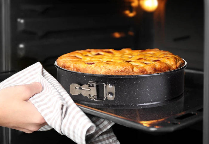 Nuimamas kraštas greitam ir lengvam pyrago išėmimui iš kepimo formos.