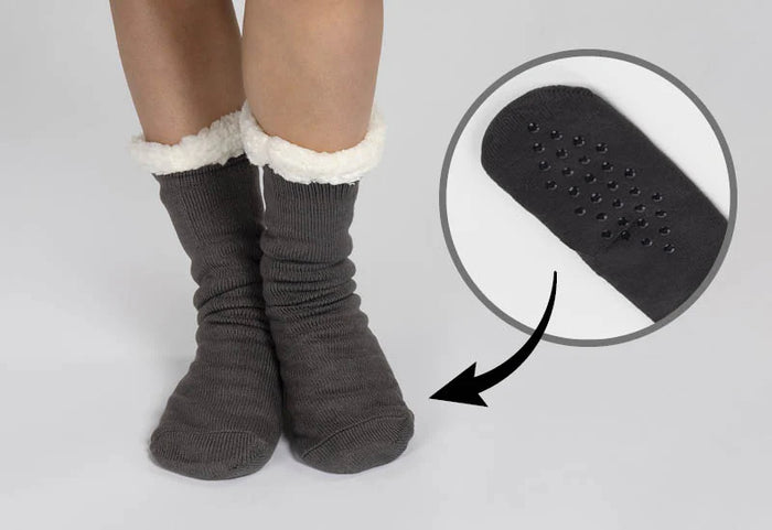 Dovana: minkštos to paties stiliaus kojinės.