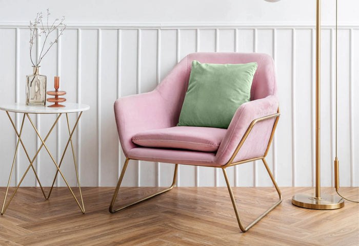 Akimirksniu pakeičia kambario išvaizdą.